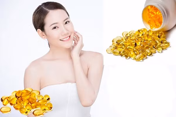 Lợi ích thoa vitamin E lên mặt. Thoa vitamin E lên mặt giúp bảo vệ các tế bào, tránh tổn thương do tia UV gây ra. Đồng thời, dưỡng chất cũng mang lại tác dụng ngăn ngừa lão hóa da, giảm nếp nhăn.