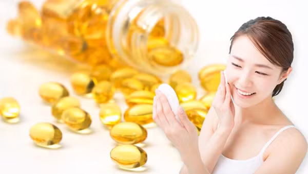 Khi thực hiện, bạn rửa sạch tay, cắt viên nang vitamin E rồi thoa lên mặt. Sử dụng ngón tay massage đều để dưỡng chất thấm sâu vào lớp biểu bì. Lưu ý, không dùng vitamin E chung mỹ phẩm khi thoa.
