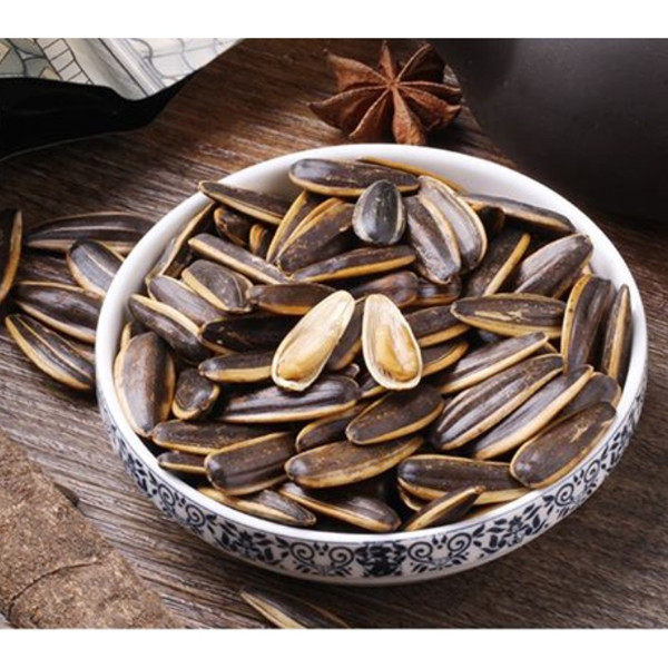 Hạt hướng dương tẩm ướp. Hướng dương tẩm ướp là món ăn vặt yêu thích của nhiều người. Đáng lưu ý, nhà sản xuất thường dùng rất nhiều muối, hương liệu để tạo mùi vị, tăng sự hấp dẫn. Ước tính, lượng natri trong hướng dương tẩm ướp có thể đạt 960mg/100g.