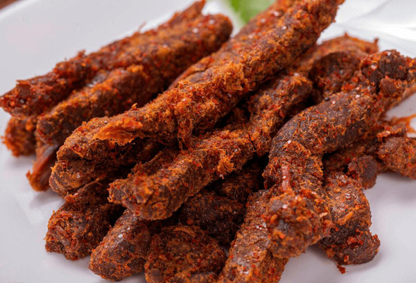 Khô bò. Tương tự khô mực, các món ăn vặt từ thịt như khô bò, khô lợn, cổ vịt... thơm ngon, dai dai lạ miệng rất được yêu thích. Vậy nhưng, những thực phẩm chế biến sẵn này thường có lượng muối cao, có thể đạt 1860mg/100g. Ăn nhiều thực phẩm này sẽ tạo gánh nặng cho quá trình trao đổi chất, khiến trẻ ngày càng biếng ăn.