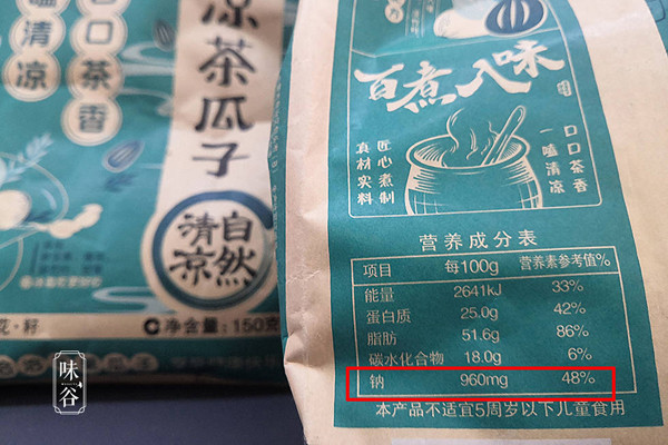 Đậu phụ khô. Đậu phụ khô có nguyên liệu chính là đậu nành. Quá trình chế biến, nhà sản xuất cần rang, om, nêm nhiều muối, hương liệu và chất bảo quản. Điều này khiến lượng natri trong chúng rất cao, có thể đạt 914mg/100g đậu phụ khô.