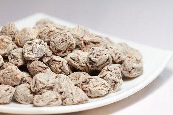 Đáng lưu ý, nhiều người tích cực ăn mơ khô vì nghĩ rằng nó thúc đẩy cảm giác thèm ăn. Tuy nhiên, món ăn này chứa nhiều đường, muối có thể gây gánh nặng cho cơ thể.