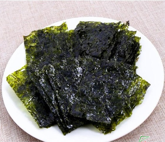 Rong biển ăn liền. Rong biển ăn liền có vị giòn tan, nhiều dinh dưỡng nên phụ huynh thường mua cho con dùng để ăn vặt. Thực tế, rong biển khô được làm từ rong biển song trải qua quá trình chế biến, lượng dinh dưỡng có thể bị hao hụt.