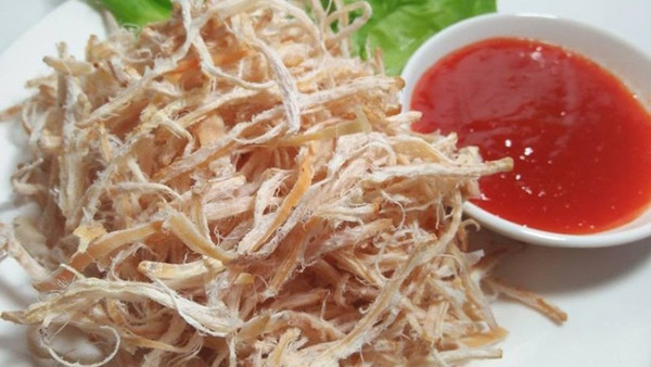 Tuy vậy, đồ khô thường được thêm nhiều phụ gia chứa natri (axit xitric, natri benzoat) để tăng sự hấp dẫn. Hàm lượng natri trong món ăn này có thể đạt 16000mg/100g. Do vậy, bạn nên giới hạn lượng ăn vào, tránh tình trạng nạp quá nhiều muối gây hại sức khỏe.