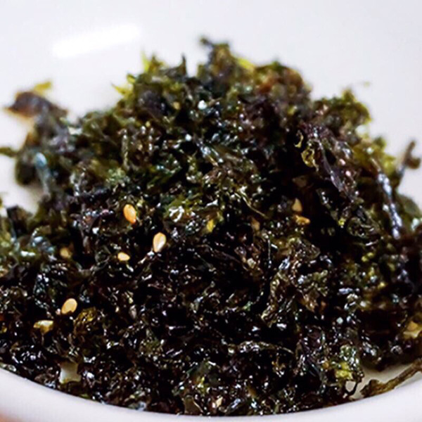 Chưa kể, rong biển khô còn được tẩm ướp nhiều gia vị, chứa lượng natri trung bình 2000mg/100g. Với lượng muối này, tốt nhất nên giới hạn lượng ăn của trẻ.