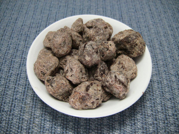 Mơ khô. Mơ khô được đánh giá là một trong những món ăn vặt chứa lượng natri cao nhất. Thực vậy, quá trình chế biến, mơ khô được thêm rất nhiều muối. Ăn một miếng, lượng natri trong chúng có thể tương đương với việc uống nửa chai nước tương.