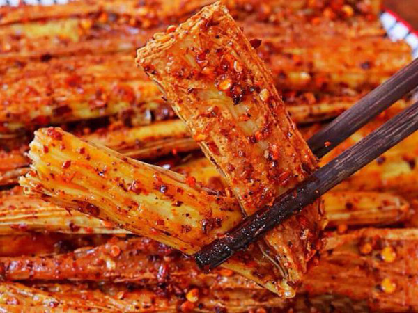 Dải cay. Dải cay là ký ức tuổi thơ của nhiều người. Món ăn hương vị thơm ngon, cay ngọt rất hấp dẫn. Điều bất lợi là dải cay chứa nhiều dầu, muối, đường và calo.