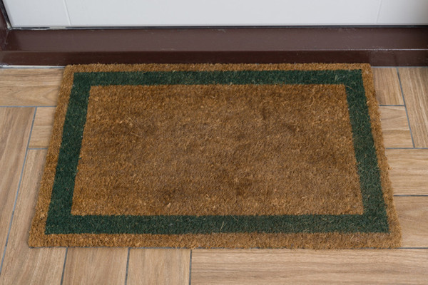 Thảm lau chân cũng cần thay mới sau 2 năm sử dụng. Ngay cả khi thường xuyên giặt giũ, thảm lau chân vẫn là nơi trú ngụ lý tưởng của những mầm bệnh, vi khuẩn có hại.