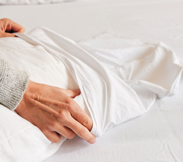 Tương tự, gối có thể chứa hàng triệu mạt bụi nên cần được vệ sinh hàng tuần và thay mới định kỳ 1-2 năm/lần. Để ngăn ngừa vi khuẩn tích tụ, bạn cần tránh đi ngủ với mái tóc ướt; sử dụng vỏ gối nhằm ngăn mạt bụi len lỏi vào sâu trong gối.