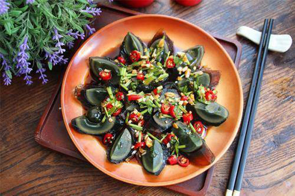 1. Trứng bắc thảo. Trứng bắc thảo là trứng được lên men, khi ăn có thể không cần làm chín. Vậy nhưng, trứng bắc thảo có lượng lớn cholesterol, cao hơn so với trứng gà thông thường.