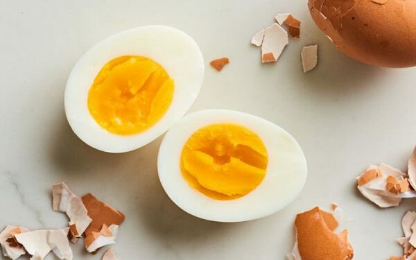 2. Trứng lòng đào. Nhiều người thích trứng lòng đào vì nghĩ chúng giàu dinh dưỡng, dễ thưởng thức. Thực tế, trứng lòng đào chưa chín kĩ, có khả năng chứa nhiều vi khuẩn. Ăn chúng làm tăng nguy cơ nạp vi khuẩn, ký sinh trùng gây hại. Do vậy, người có thể trạng yếu như người già, trẻ nhỏ và phụ nữ mang thai tốt nhất không nên ăn trứng lòng đào.