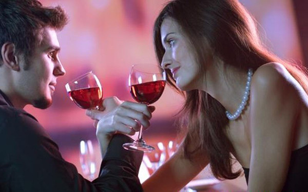 Uống rượu. Nhiều người uống rượu để tăng cảm giác phấn chấn trước khi “lâm trận”. Uống lượng nhỏ quả thực có thể khiến hệ thần kinh trung ương hưng phấn và kích thích ham muốn tình dục.