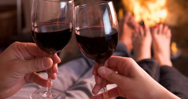 Thế nhưng, chuyên gia khuyên không nên quan hệ sau khi uống rượu. Nguyên nhân bởi rượu bia có thể kích thích hệ tim mạch, gây co thắt mạch, tăng lưu lượng máu, tăng huyết áp... Những yếu tố này có thể dẫn đến các bệnh tim mạch, mạch máu não, thậm chí có thể dẫn đến đột tử.