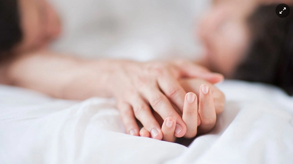 Sau khám nghiệm tử thi, chuyên gia xác nhận nguyên nhân tử vong liên quan đến thuyên tắc khí. Thực tế, quan hệ tình dục mang tới cảm giác thăng hoa cùng nhiều lợi ích sức khỏe. Tuy vậy, quá trình giao hợp hoạt động quá sung có thể dẫn đến ngất xỉu, thậm chí đột tử. Đột tử khi ân ái khá hiếm gặp, thường nguyên nhân tử vong không bắt nguồn từ hành động tình dục mà do bệnh cũ tái phát dưới ảnh hưởng của cảm giác hưng phấn do hoạt động ân ái mang lại.