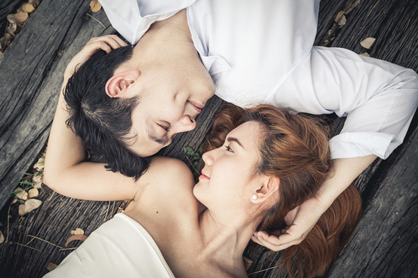 Ngoài ra, người bình thường ít vận động, nếu đột ngột tập thể dục cường độ cao hoặc quan hệ tình dục cũng sẽ tăng nhẹ nguy cơ đột tử hoặc nhồi máu cơ tim. Để giảm nguy cơ đột tử khi ân ái, cặp đôi cần chú ý những trường hợp dưới đây.