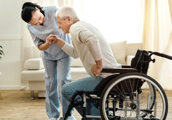 Di chứng xuất huyết não phổ biến nhất là liệt nửa người, biểu hiện là giảm sức cơ của một chi, khó vận động. Di chứng này thường đi kèm với rối loạn cảm giác như mất cảm giác nóng, lạnh, đau...