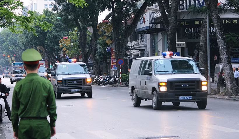 Bắt đầu từ khoảng 6h45 ngày 19/3, đoàn xe dẫn giải ông Đinh La Thăng cùng các đồng phạm đến TAND TP Hà Nội để tiến hành xét xử liên quan đến vụ việc để xảy ra thiệt hại 800 tỷ trong thương vụ PVN đầu tư vào Ngân hàng TMCP Đại Dương (OceanBank).