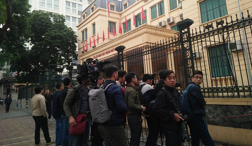 Đông đảo phóng viên báo đài đến đưa tin phiên tòa.