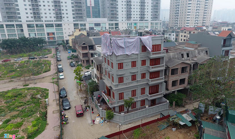 Chiều ngày 12/3, các lực lượng chức năng đã tiến hành phá dỡ tầng trên của ngôi biệt thự (5 tầng) sai phép. Ảnh Zing.