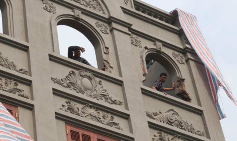 Tổ công tác bắt đầu tháo dỡ phần tường vi phạm trên nóc biệt thự, dự kiến việc phá dỡ sẽ diễn ra trong vài ngày tới.