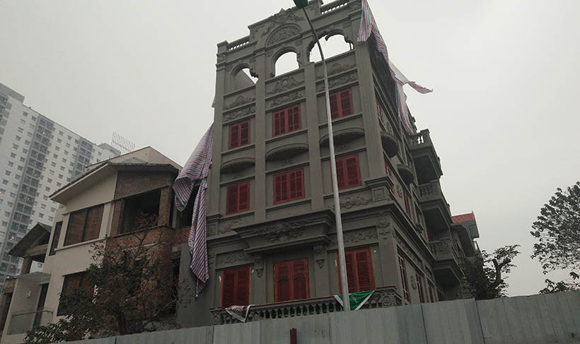 Biệt thự sai phép của gia đình ông Nguyễn Thanh Hóa - nguyên Cục trưởng Cục Cảnh sát phòng chống tội phạm sử dụng công nghệ cao (C50- Bộ Công an) nằm ở khu BT1, khu biệt thự C37 tập thể Nhà xuất bản Công an nhân dân (phía sau tòa nhà HH2 Bắc Hà -Trung Văn, Nam Từ Liêm, Hà Nội). Ông Nguyễn Thanh Hóa vừa bị Công an tỉnh Phú Thọ khởi tố, bắt giam chiều 11/3 về tội "Tổ chức đánh bạc".