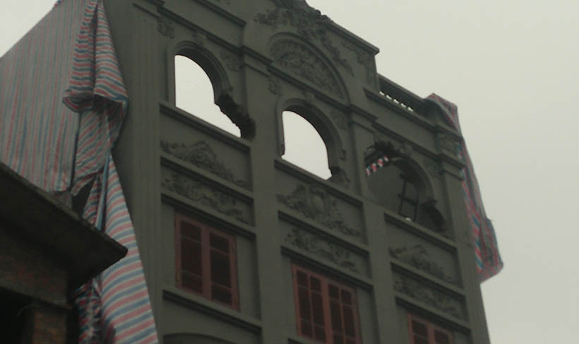 Phần vi phạm trật tự xây dựng ngôi biệt thự của gia đình ông Hóa gồm: 3 bức tường trang trí làm giàn hoa phía sân chơi của tầng 5 cao 2,7m, dài 18m.