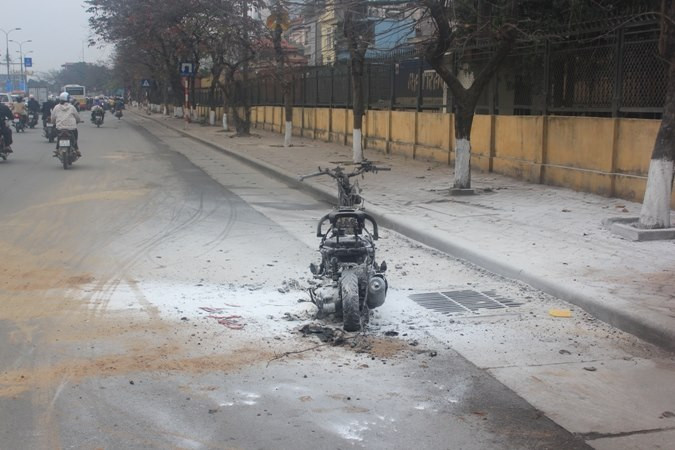 Chiếc xe máy bị hư hỏng hoàn toàn.