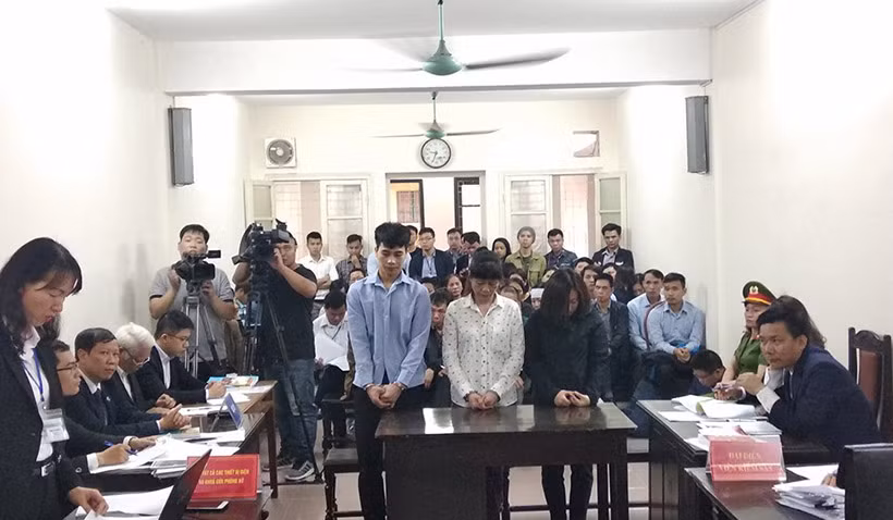 Trong ảnh lần lượt từ phải sang trái là bị cáo Nguyễn Diệu Linh (SN 1986, Văn Quán, Hà Đông, Hà Nội, chủ quán karaoke), bị cáo Lê Thị Thì (người bị cáo buộc đã thuê thợ hàn đến hàn nhưng không đảm bảo an toàn, dẫn đến vụ cháy) và bị cáo Hoàng Văn Tuấn (SN 1993, Dịch Vọng Hậu, Cầu Giấy, Hà Nội, nhân viên hàn xì).