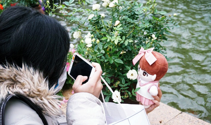 Chị em đua nhau lưu lại những hình ảnh hoa hồng Bulgaria, vì đây là cơ hội hiếm có.