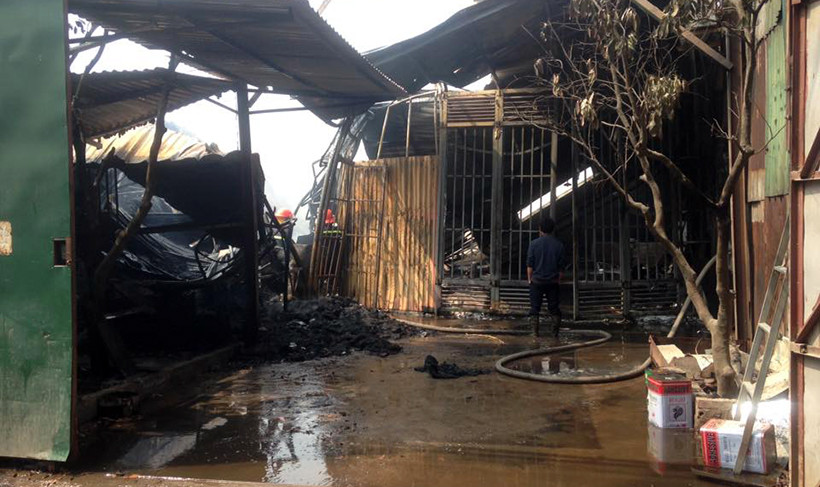 Đến khoảng hơn 10 giờ cùng ngày, ngọn lửa cơ bản được khống chế. Hỏa hoạn không gây thiệt hại về người đã thiêu rụi toàn bộ nhà xưởng.