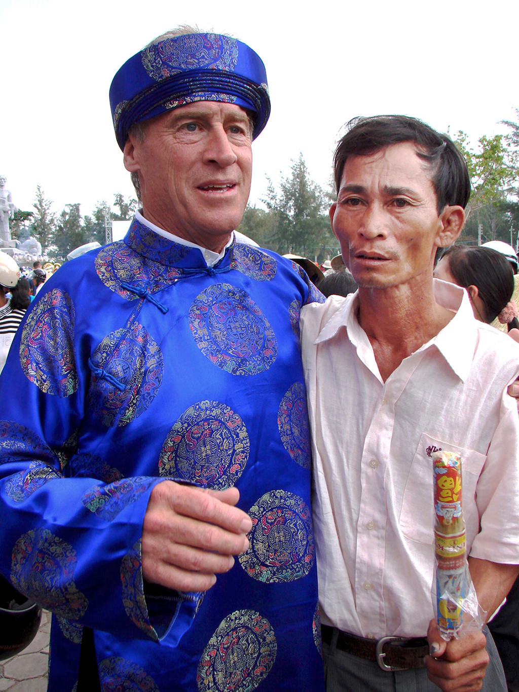 Ông Lawrence Colburn, cựu chiến binh Mỹ cứu ông Đỗ Ba thoát chết trong vụ thảm sát Mỹ Lai tháng 3/1968, ôm ông Ba nhân dịp lễ tưởng niệm 40 năm vụ thảm sát Mỹ Lai tại khu chứng tích Sơn Mỹ, huyện Sơn Tịnh (Quảng Ngãi) năm 2008 . Ảnh: Minh Hoàng.