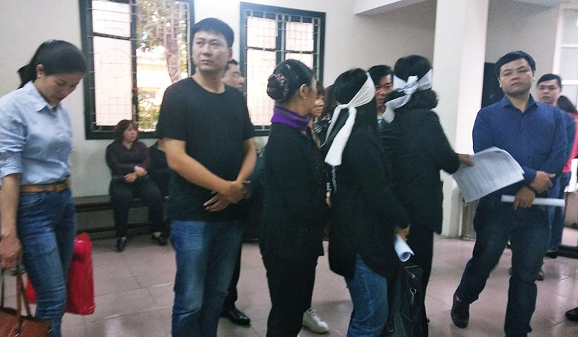 Từ sáng sớm ngày 26/3, rất đông thân nhân của các nạn nhân gặp nạn trong vụ cháy quán karaoke số 68 Trần Thái Tông xảy ra ngày 1/11/2016 có mặt tại TAND TP Hà Nội để theo dõi phiên xử sơ thẩm.