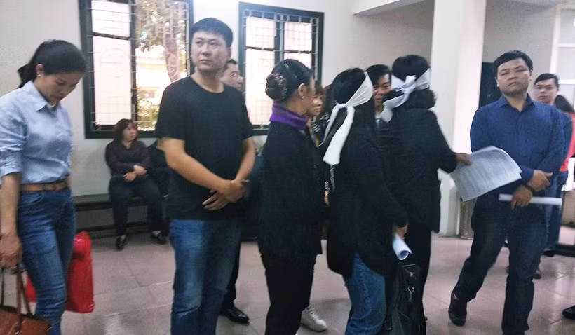 Từ sáng sớm ngày 26/3, rất đông thân nhân của các nạn nhân gặp nạn trong vụ cháy quán karaoke số 68 Trần Thái Tông xảy ra ngày 1/11/2016 có mặt tại TAND TP Hà Nội để theo dõi phiên xử sơ thẩm.