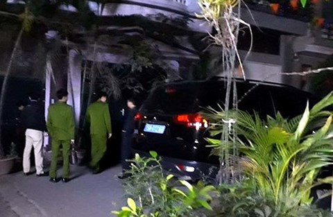 Công an khám xét nhà của ông Nguyễn Thanh Hóa, nguyên Cục trưởng Cục Cảnh sát phòng chống tội phạm công nghệ cao (Bộ Công an). Ảnh: Môi trường đô thị.