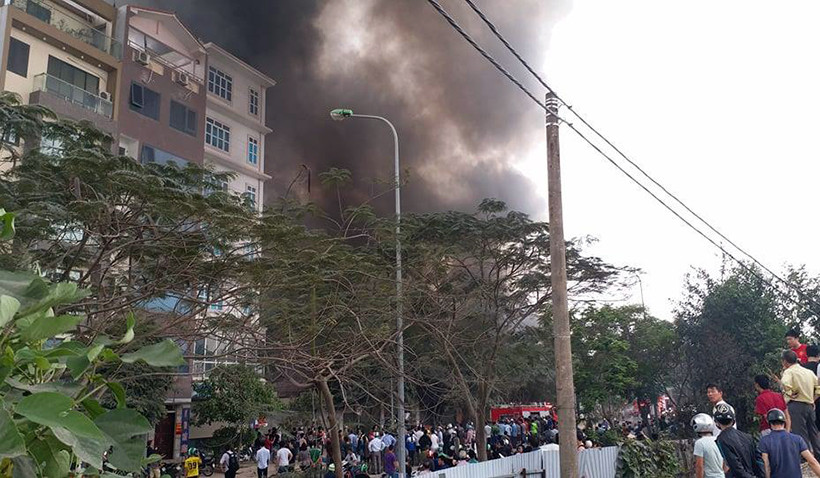 Người dân tập trung theo dõi vụ cháy rất đông. Thông tin với PV Kiến Thức lúc 14h40 cùng ngày ông Nguyễn Hữu Phong – Chủ tịch UBND xã Thanh Liệt (huyện Thanh Trì, TP Hà Nội) xác nhận và cho biết: Đám cháy bùng phát cách đó khoảng 30 phút ở chợ Quang. Hiện nguyên nhân xảy ra vụ cháy đang được làm rõ.