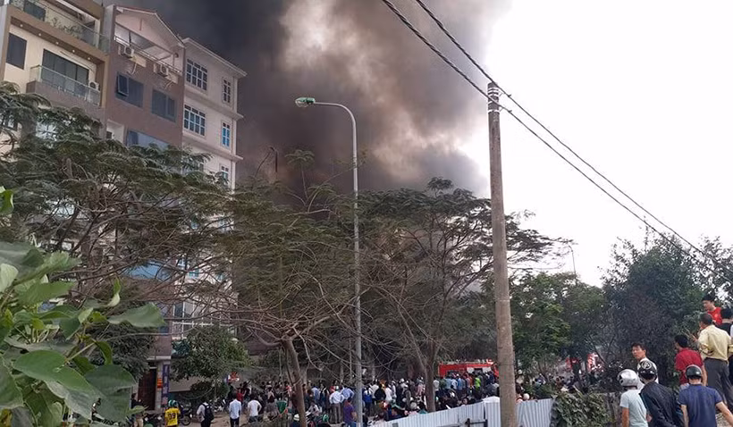 Người dân tập trung theo dõi vụ cháy rất đông. Thông tin với PV Kiến Thức lúc 14h40 cùng ngày ông Nguyễn Hữu Phong – Chủ tịch UBND xã Thanh Liệt (huyện Thanh Trì, TP Hà Nội) xác nhận và cho biết: Đám cháy bùng phát cách đó khoảng 30 phút ở chợ Quang. Hiện nguyên nhân xảy ra vụ cháy đang được làm rõ.