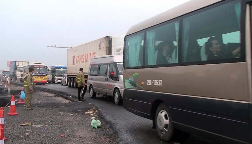 Do ảnh hưởng vụ tai nạn nên tuyến đường Pháp Vân - Cầu Giẽ bị ùn tắc nghiêm trọng.