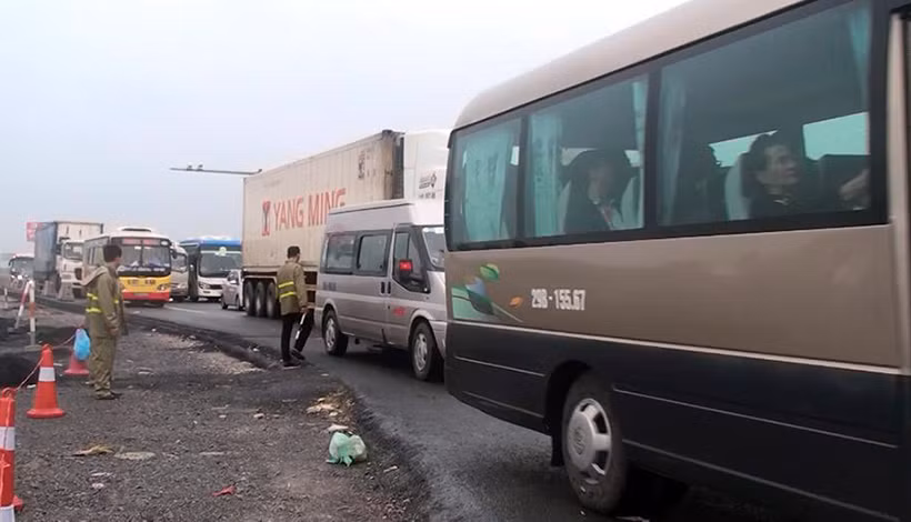 Do ảnh hưởng vụ tai nạn nên tuyến đường Pháp Vân - Cầu Giẽ bị ùn tắc nghiêm trọng.