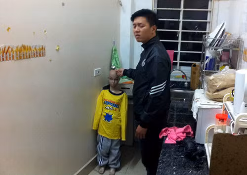 Trần Hoài Nam được dẫn giải thực nghiệm lại hiện trường bạo hành con trai 10 tuổi dã man.