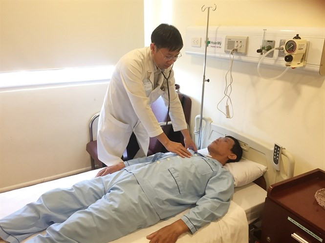 BS Nguyễn Ngọc Thao, Trưởng khoa Ngoại Tiêu hóa, Bệnh viện Hoàn Mỹ Sài Gòn thăm khám cho người bệnh