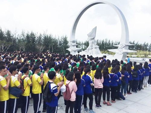 Đông đảo học sinh tưởng niệm 64 chiến sĩ hy sinh ở Gạc Ma năm 1988 tại tượng đài chiến sĩ Gạc Ma ở huyện Cam Lâm, tỉnh Khánh Hòa. Ảnh: Kỳ Nam