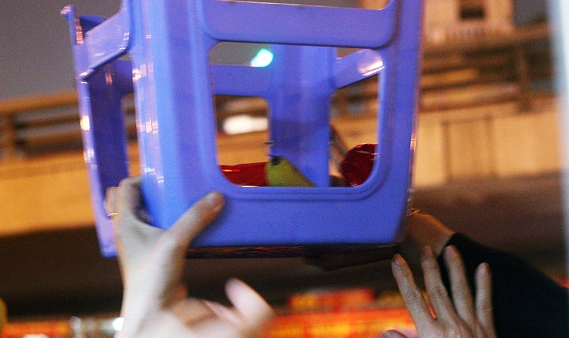 Dùng cả ghế nhựa ngồi trước đó để xin, đựng lộc.