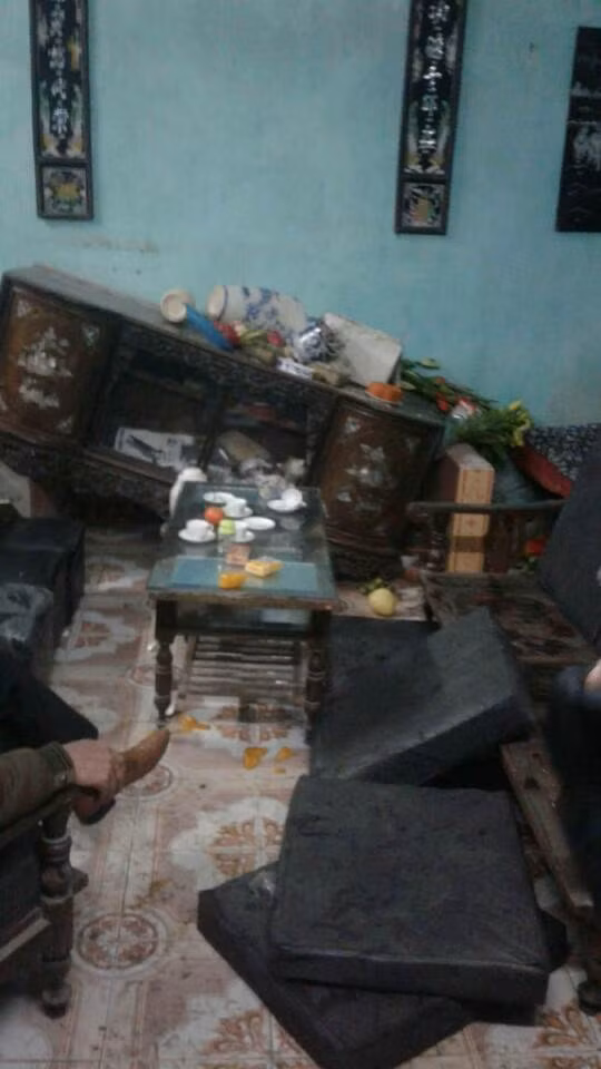 Hình ảnh bàn thờ gia đình ông Tiếp bị nhóm đối tượng côn đồ đập phá giữa đêm 30 Tết.