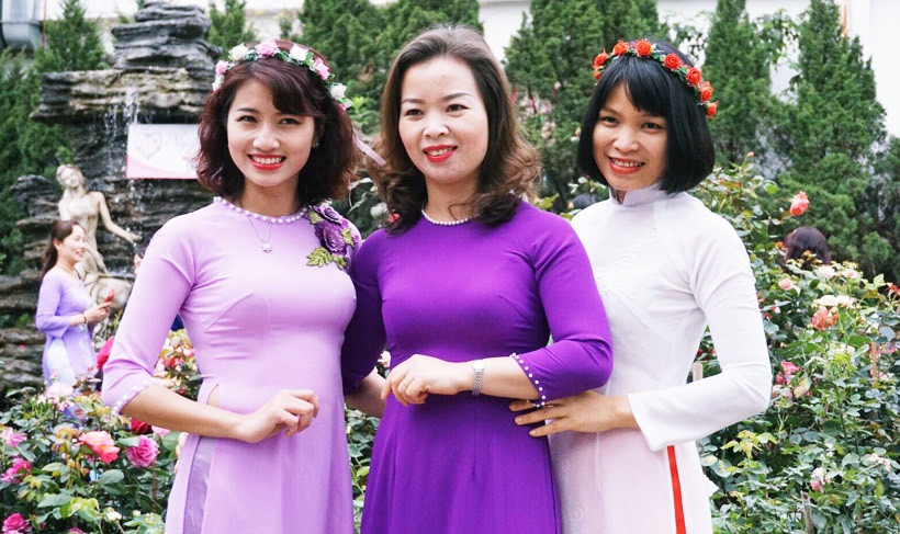 Nhiều chị em phụ nữ còn chuẩn bị chu đáo những bộ quần áo dài xúng xính đến chụp ảnh cùng hoa hồng tại lễ hội.