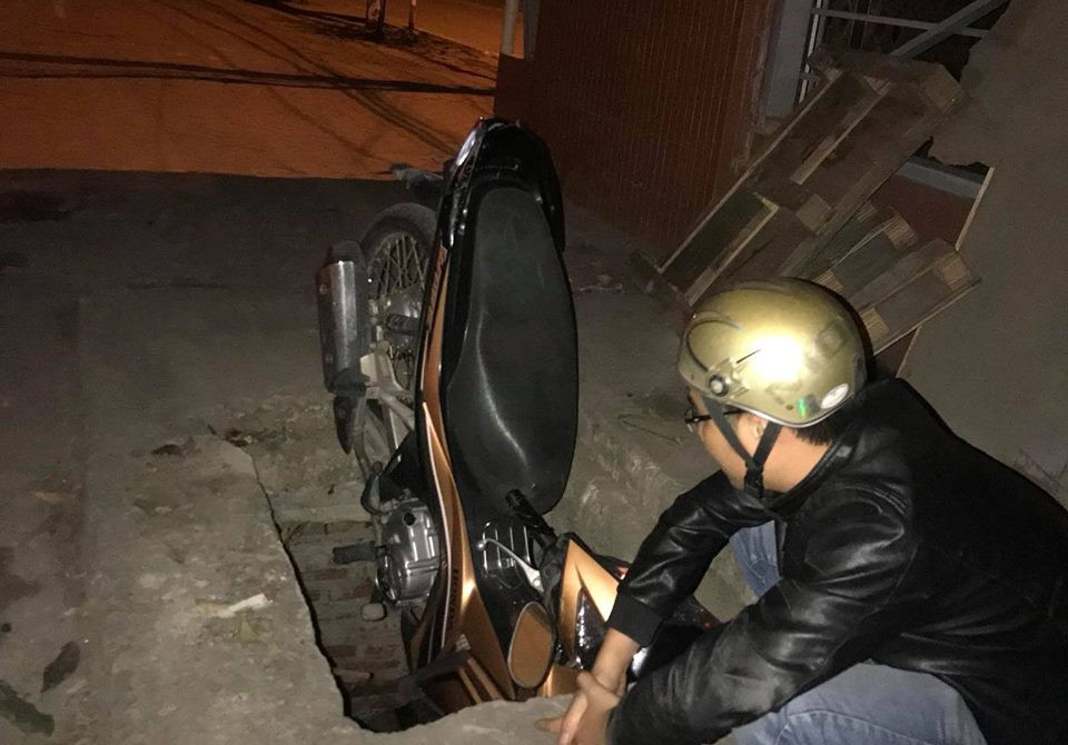 Nam nạn nhân may mắn được người đi đường giúp đỡ.