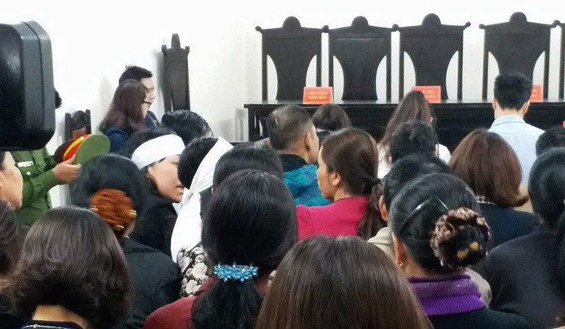 Trong phòng xét xử chật kín người, chủ yếu họ là người thân của các nạn nhân. Thậm chí có người còn đeo cả khăn tang trên đầu đến tham dự phiên tòa.