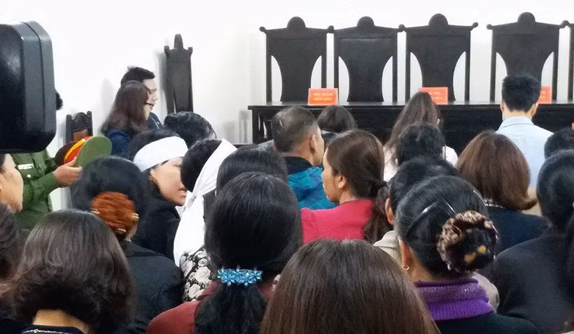 Trong phòng xét xử chật kín người, chủ yếu họ là người thân của các nạn nhân. Thậm chí có người còn đeo cả khăn tang trên đầu đến tham dự phiên tòa.