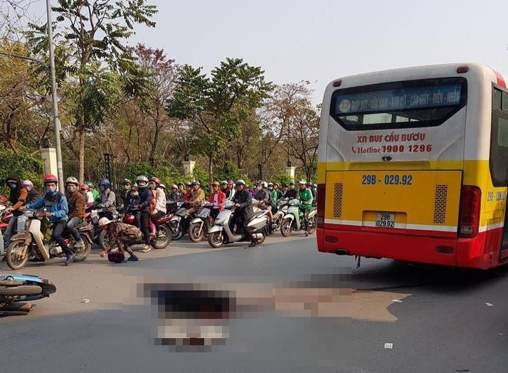 Người đàn ông đi xe máy bị xe buýt cán tử vong.