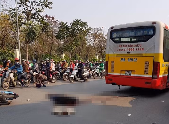 Người đàn ông đi xe máy bị xe buýt cán tử vong.