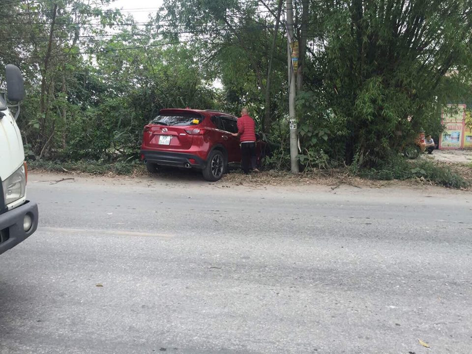 Chiếc ô tô bị va chạm đâm vào về đường.